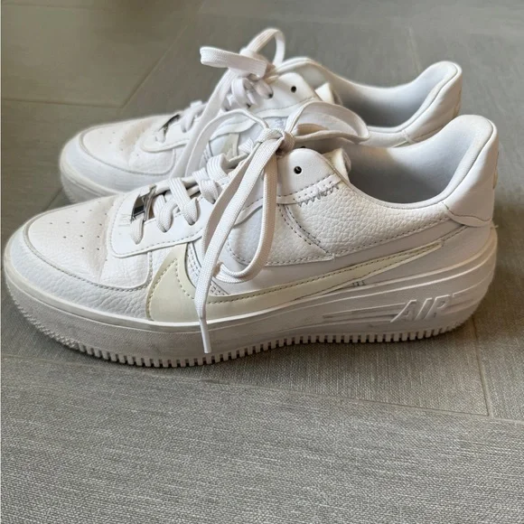 Nike Women’s White Sneakers Air Force 1 Platform size 9 - Picture 1 of 7